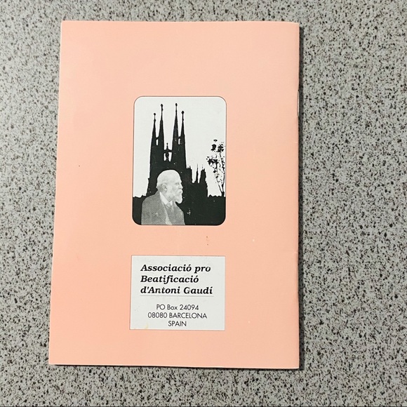 🌴 FREE Antoni Gaudí Bio Book In Spanish - Picture 2 of 3
